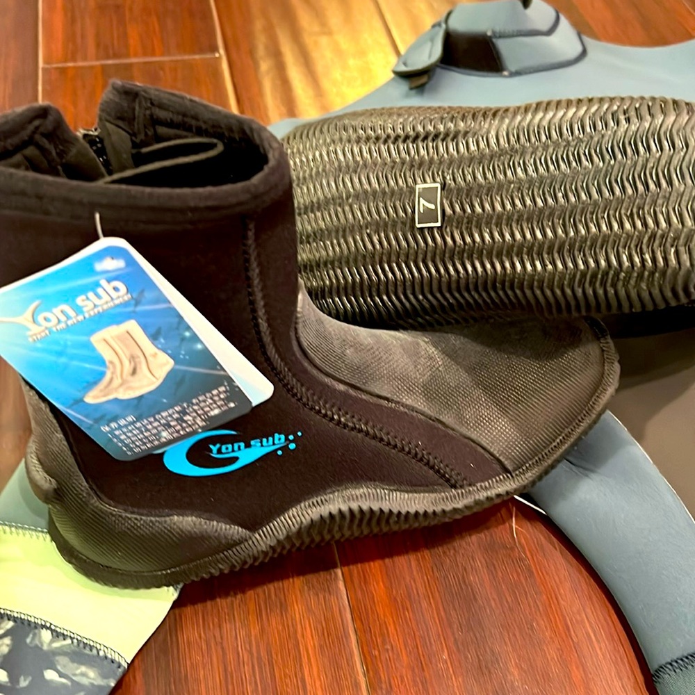 New surf booties size 7
